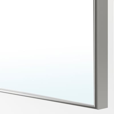 Spejldør med sølvramme og slankt design, der reflekterer lyset for en rummelig fornemmelse. Ideel til gange eller små rum.