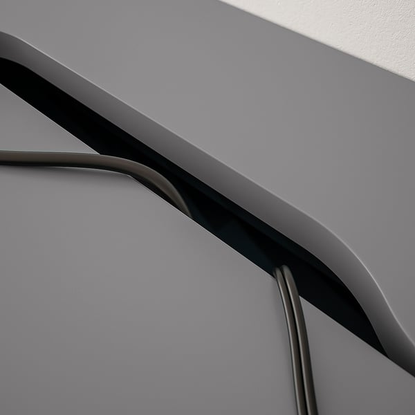 Moderne skrivebord med slanke, buede linjer og indbygget kabelstyring, der understreger skarpt design og materialer af høj kvalitet.