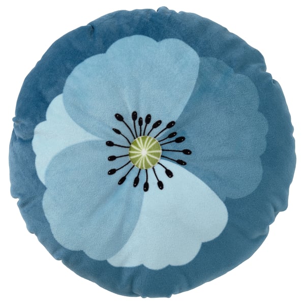 Rund himmelblå pude med stort hvidt blomsterdesign, sort midte, blød, lavet af genbrugsmaterialer.