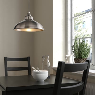 ANKARSPEL lampe over spisebord med mørkt træ, stole og indretning.