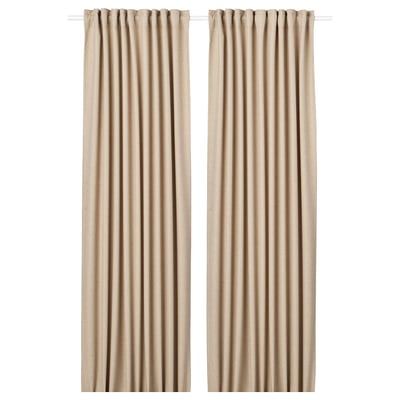 Et par ANNAKAJSA beige gardiner til mørklægning af rummet. De har et solidt design uden mønstre, der hænger lige ned.