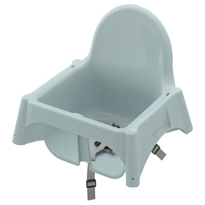Lyseblå babyhøjstol med justerbare stropper og et enkelt, moderne design. Komfortabelt sæde lavet af slidstærkt polypropylenplast.