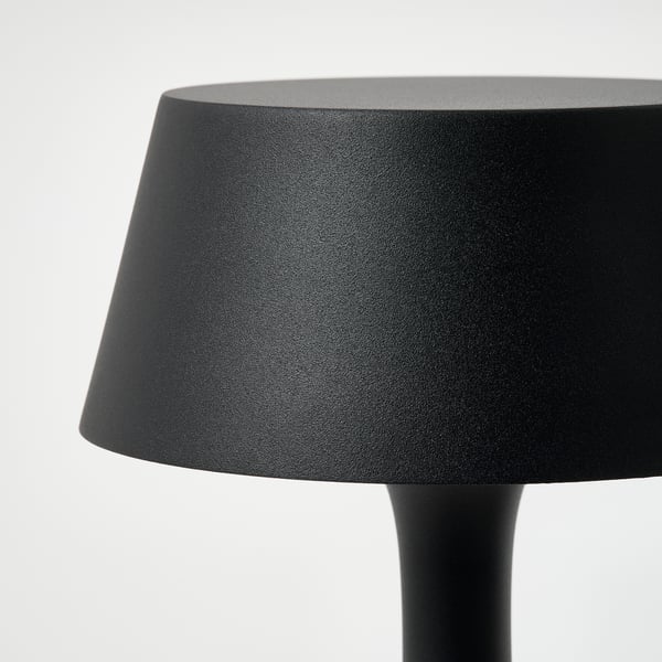 Moderne sort lampe med glat, robust metalskærm og sokkel. Elegant, minimalistisk design.
