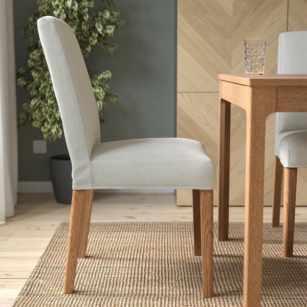 Moderne spisebordsstol med gråt stof, træben, aftageligt betræk for nem vask og ergonomisk design.