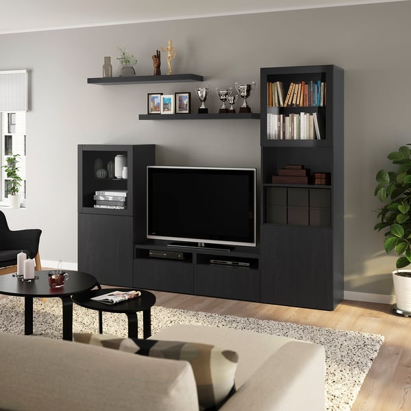 Moderne opholdsstue med BESTÅ-tv, fladskærms-tv og minimalistisk indretning.