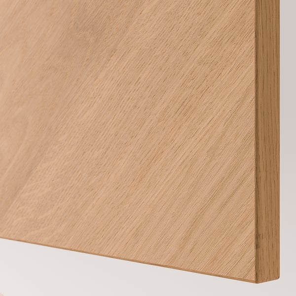 Nærbillede af en træplade med en glat, lysebrun finish, der viser de naturlige træårer og rene kantdetaljer.