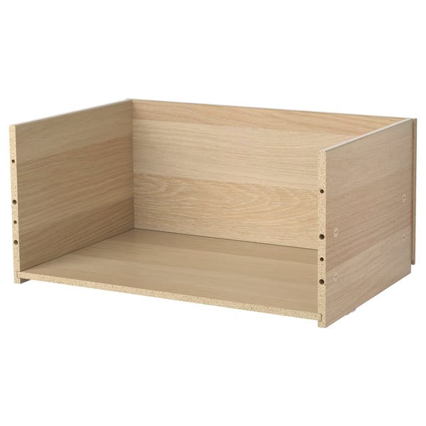 En BESTÅ skufferamme i lys egetræsfarve, lavet af spånplader og plastfolie, med en rektangulær form og enkelt design.