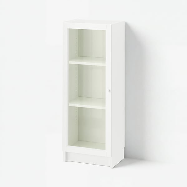 En hvid BILLY-bogreol med glasdøre, med tre justerbare hylder, et minimalistisk design og robust konstruktion af spånplader og glas.
