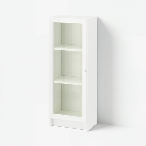 En hvid BILLY-bogreol med glasdøre, med tre justerbare hylder, et minimalistisk design og robust konstruktion af spånplader og glas.