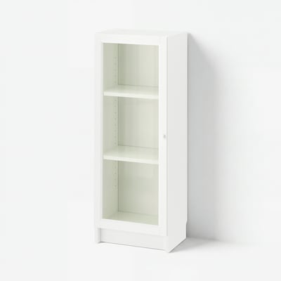 En hvid BILLY-bogreol med glasdøre, med tre justerbare hylder, et minimalistisk design og robust konstruktion af spånplader og glas.