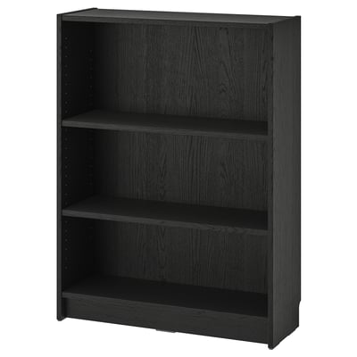 Sort BILLY reol med tre hylder, enkelt og moderne design.