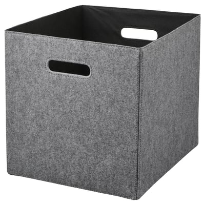 Grå opbevaringsspand i stof med håndtag. Robust, firkantet form. Ideel til kallax-reoler.
