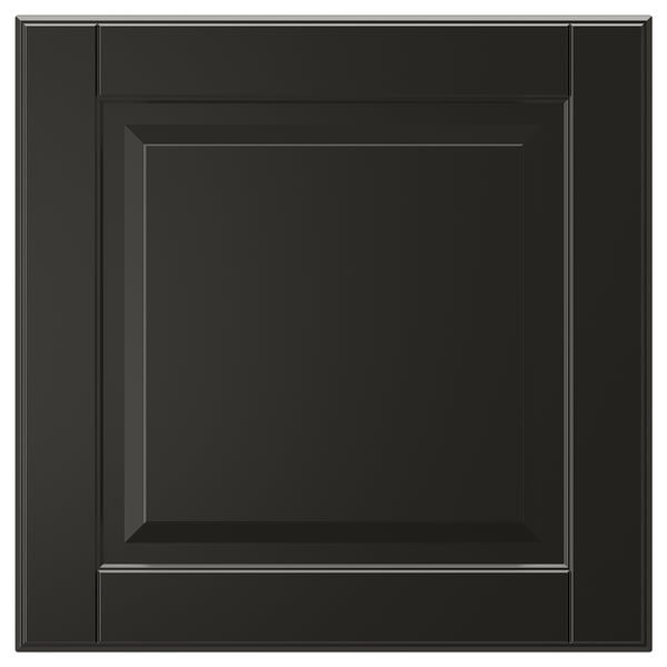 En sort BODBYN skabslåge med et firkantet, skrå paneldesign. Den er glat og blank med et moderne, slankt look.