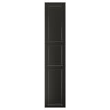 En sort BODBYN skabslåge med et klassisk skrå paneldesign, lavet af fiberplade for holdbarhed.