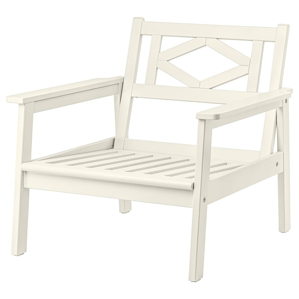 BONDHOLMEN hvid udendørs akacielænestol, slankt design med geometrisk ryglæn, komfortabel og holdbar.