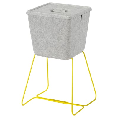 Grå filt BRÄNNBOLL kurv med gult stativ, låg og kabelhul til gamingtilbehør.