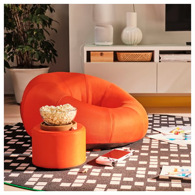 Orange BRÄNNBOLL stol, popcorn, controller. Plante, tv-stativ.