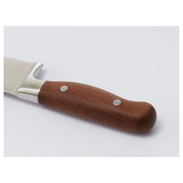 Køkkenkniv af høj kvalitet med et robust blad og et holdbart ahornhåndtag, sikret med nitter i rustfrit stål.