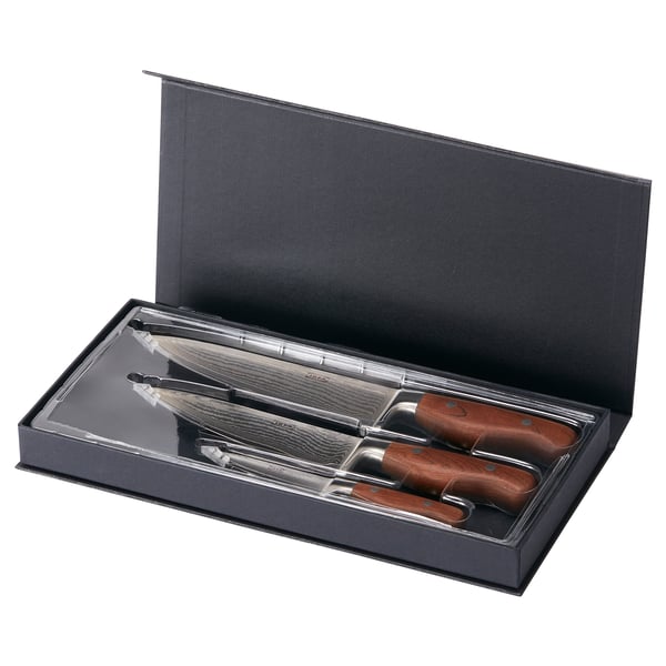 Et BRILJERA knivsæt i etuiet. Rustfri og træhåndtag. Damasteel klinger. Sort, slankt design.
