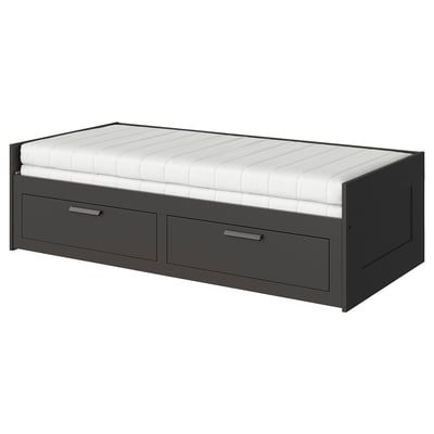 BRIMNES grå daybed med skuffer og hvid madras.