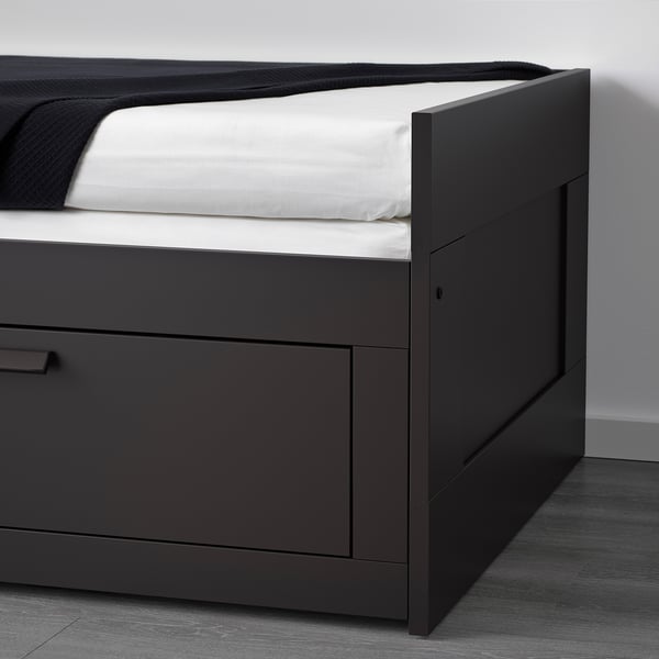 Moderne sort daybed med hvid madras, dobbelte skummadrasser, transformerbar til gæster.
