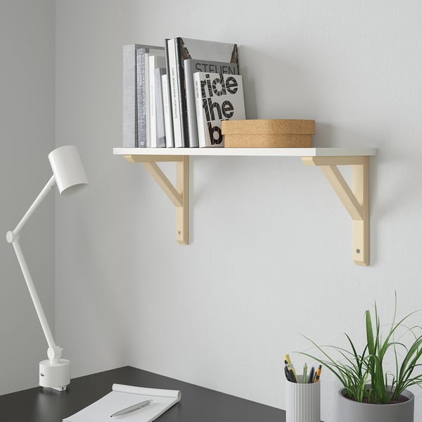 BURHULT træhylde med bøger, æske. I nærheden: lampe, skrivebord, plante. Træbeslag.