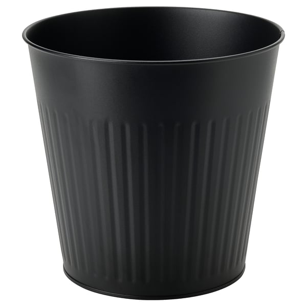 Sort galvaniseret stålplantekasse med lodrette kamme, moderne design til indendørs eller udendørs planter.