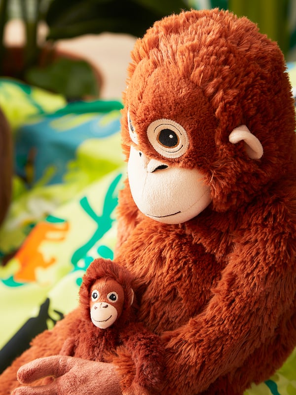 To overdådige brune orangutang-legetøj, voksen holder baby, blød tekstur, venlige ansigter, perfekt til nuss og leg.