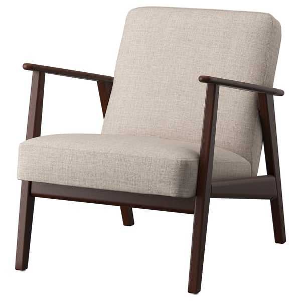 Ekenaset lænestol i beige stof. Design fra midten af århundredet med træben og -arme. Komfortabel retrostil.