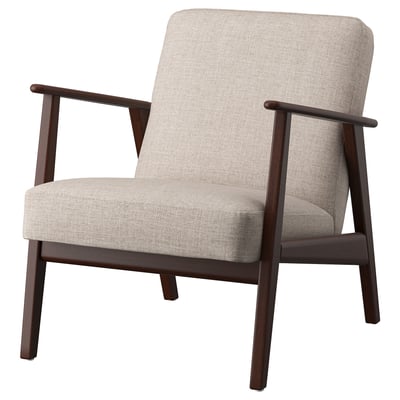 Ekenaset lænestol i beige stof. Design fra midten af århundredet med træben og -arme. Komfortabel retrostil.