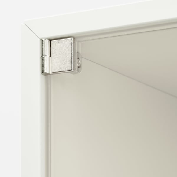 Nærbillede af et stilfuldt, moderne glasskabshængsel, der viser dets robuste, metalliske design.