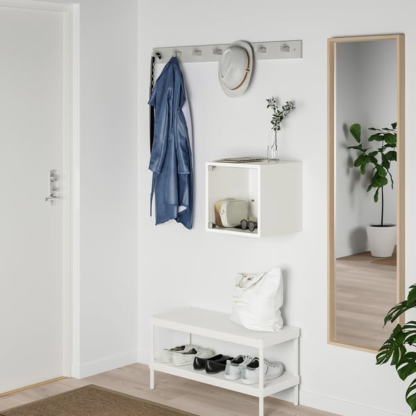 Entré med EKET-kube, spejl, bænk og knagestang.