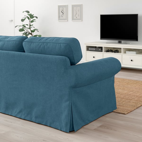 Blå EKTORP 3-personers sofa i stuen med tv-bord og tæppe