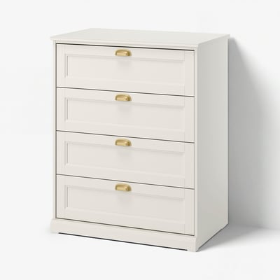 En FÅGELFJÄLLET-hvid kommode med fire messinghåndtag, med et klassisk og tidløst design og glat løbende skuffer.