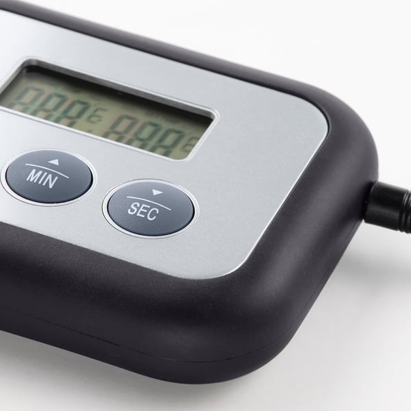 Sort digital timer med sølvfarvet display og min/sek.-knapper