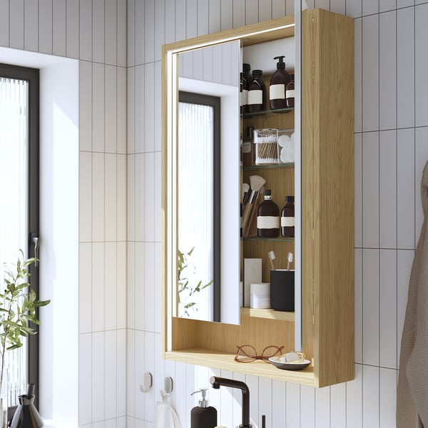Spejlet medicinskab med træramme, integreret belysning og glashylder med personlig pleje.