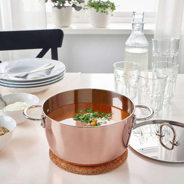 Hyggeligt måltidsopsætning med suppe og retter.
