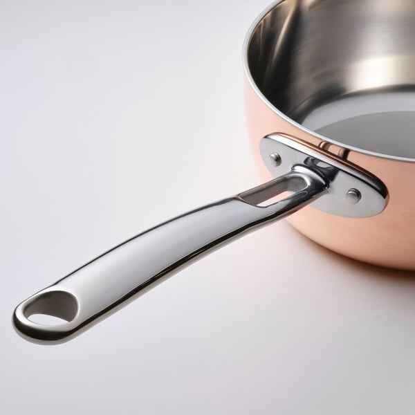 Håndtag i rustfrit stål på FINMAT gryde, sikkert nittet, poleret og raffineret.