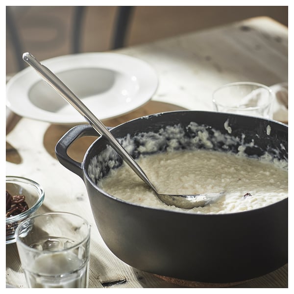 Øse med suppe og tallerkener.