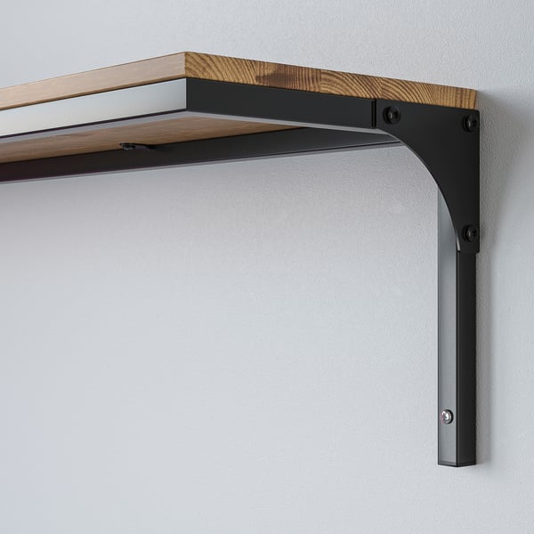 Moderne, robust væghylde med træplade, understøttet af sorte metalbeslag. Industrielt design, materialer af høj kvalitet.