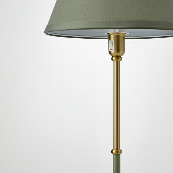 Vellavet lampe med elegant guldfinish. Grøn nuance spreder blødt, varmt lys. Materialer af høj kvalitet sikrer holdbarhed og stil.