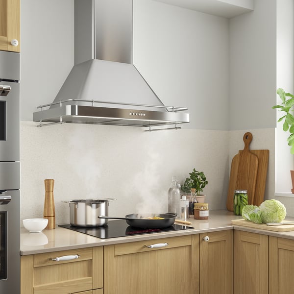 Moderne køkken med rustfri emhætte, led-lys og slankt design.