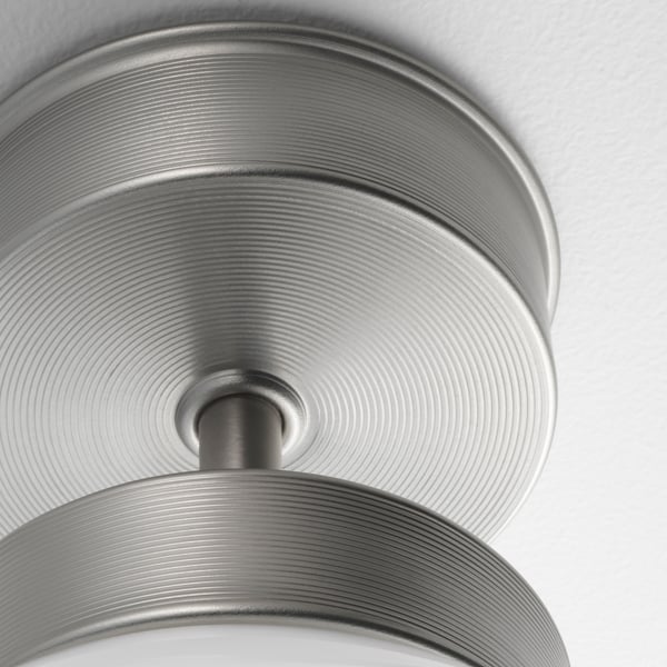 Moderne metallisk loftslampe med indviklet ribbet design. Skinnende finish af høj kvalitet forbedrer æstetisk appel.