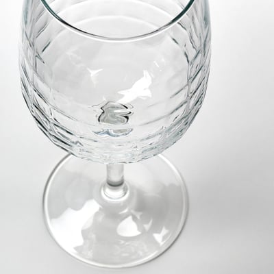 Klart glas med detaljerede teksturerede mønstre, elegant designet til vin eller cocktails.