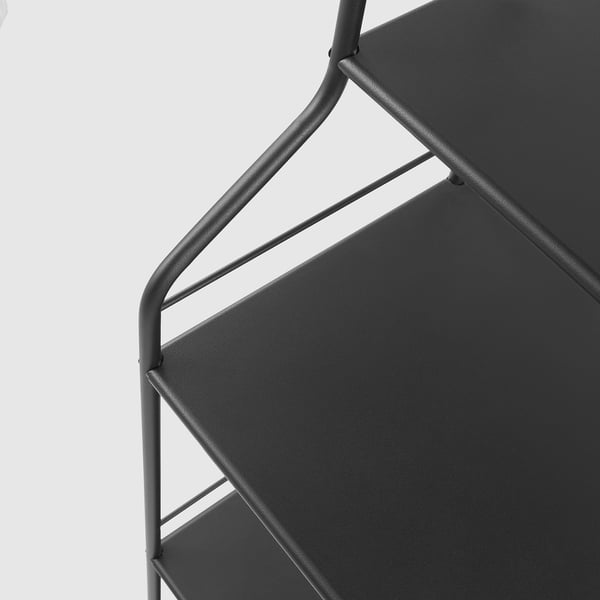 Sort metalhylde, slankt design, robust ramme, glat overflade.