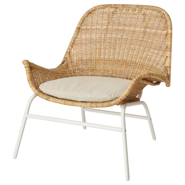 Naturlig flet FRYKSÅS lænestol med beige hynde, buet ryg og armlæn, hvide ben.