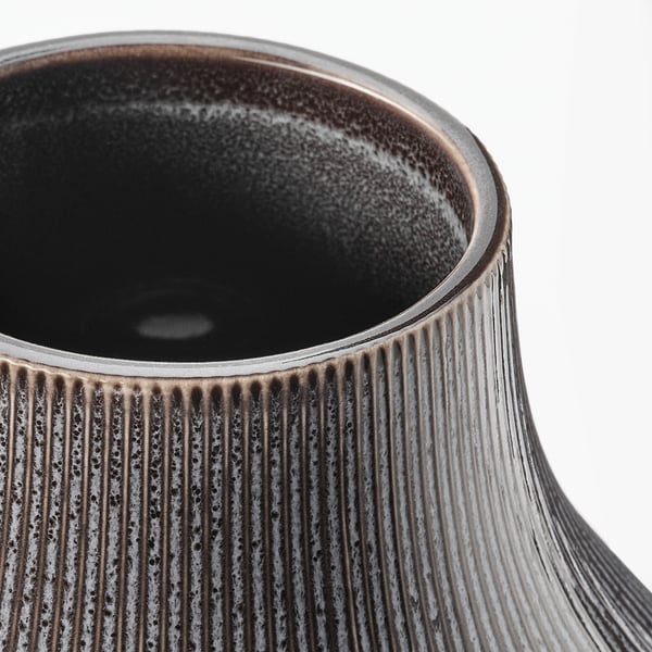 Mørkebrun vase, nærbillede med lodrette riller.