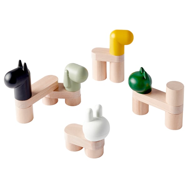 Fire farverige skovvæsner på platforme.
