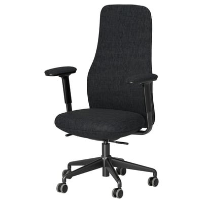 En sort GRÖNFJÄLL kontorstol med justerbare armlæn og lændestøtte, designet til ergonomisk komfort.