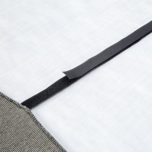 Nærbillede af en pænt foldet grå elastisk rem fra et stræklagen af høj kvalitet, med fokus på dens holdbare, teksturerede finish.